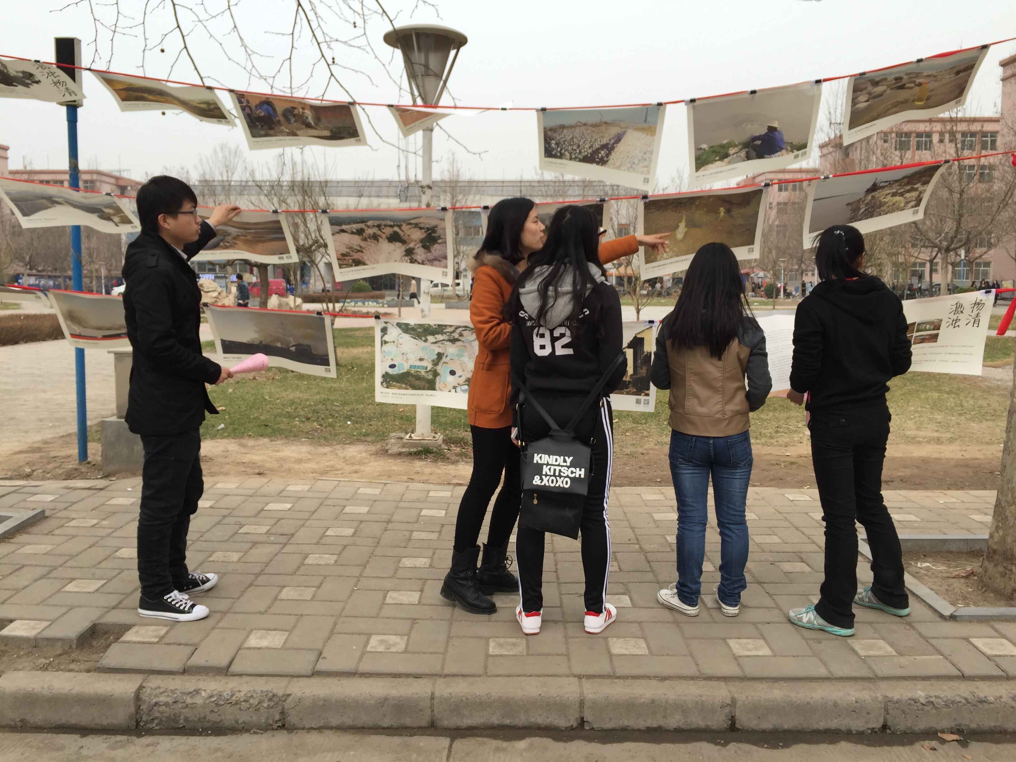 WilliamHill官方网站研究生会成员为同学们讲解图片展.jpg